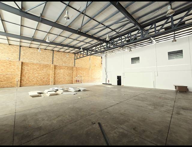 866M² WAREHOUSE TO LET IN NORTH RIDING